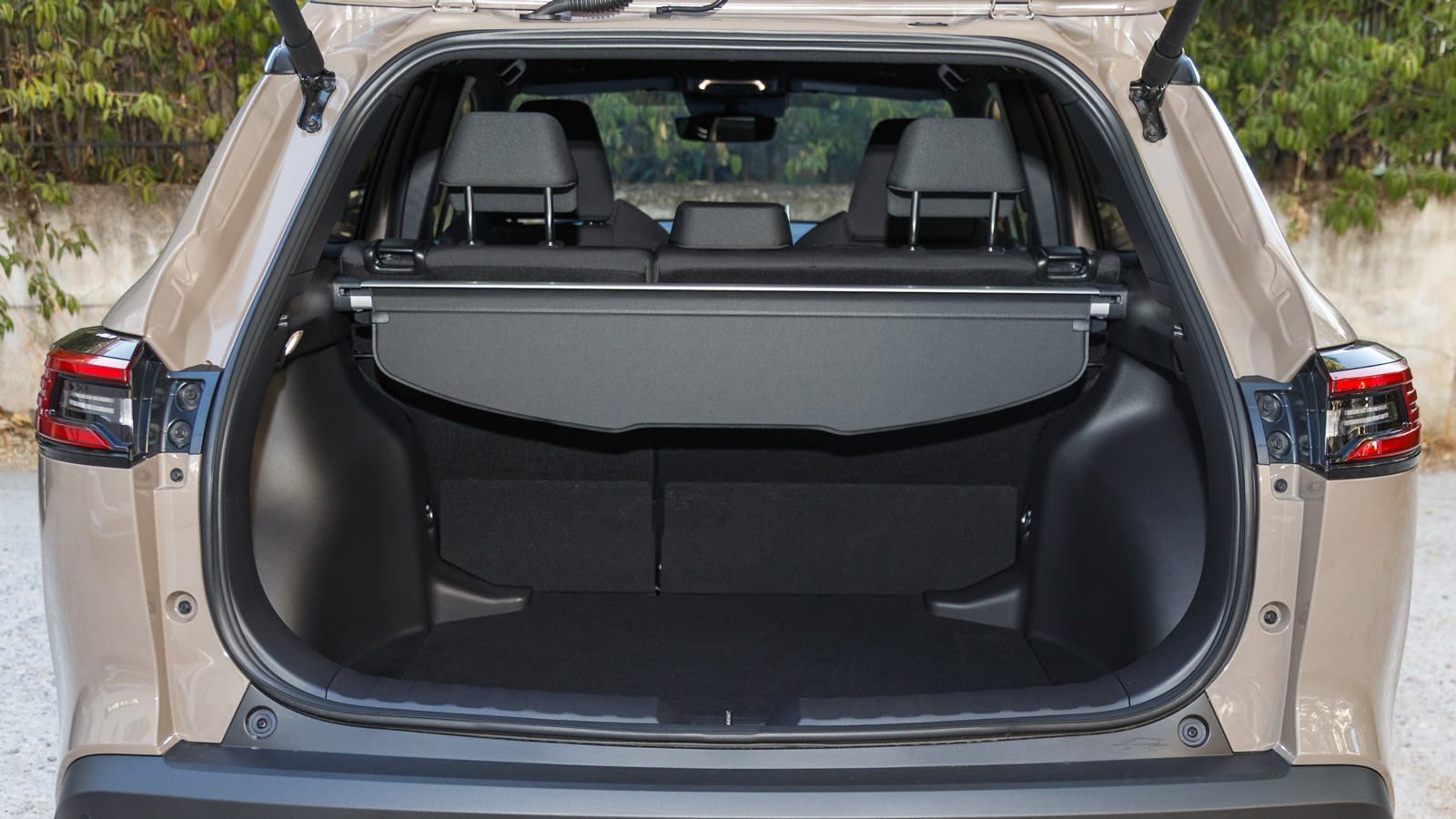 Ο χώρος αποσκευών αυξήθηκε από τα 425 στα 473 λίτρα στις δικίνητες εκδόσεις, δηλαδή αυτές «πήραν» +48 λίτρα αναβαθμίζοντας το Corolla Cross και σε επί